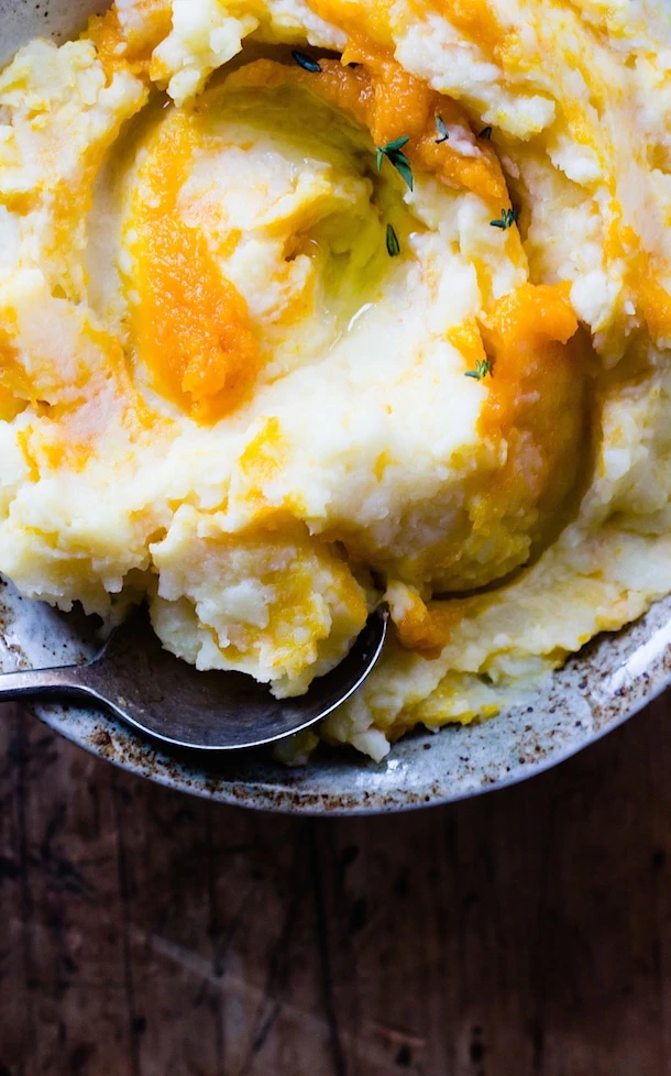 Pumpkin Swirled Mashed Potatoes {Thanksgiving side dish}