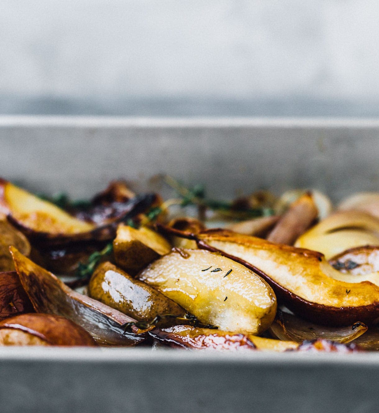 baked pears with red onions