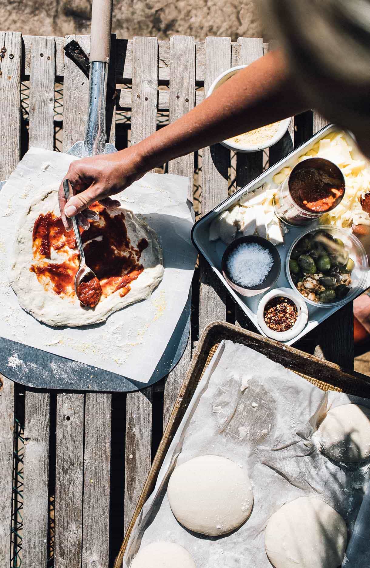 making grilled pizza