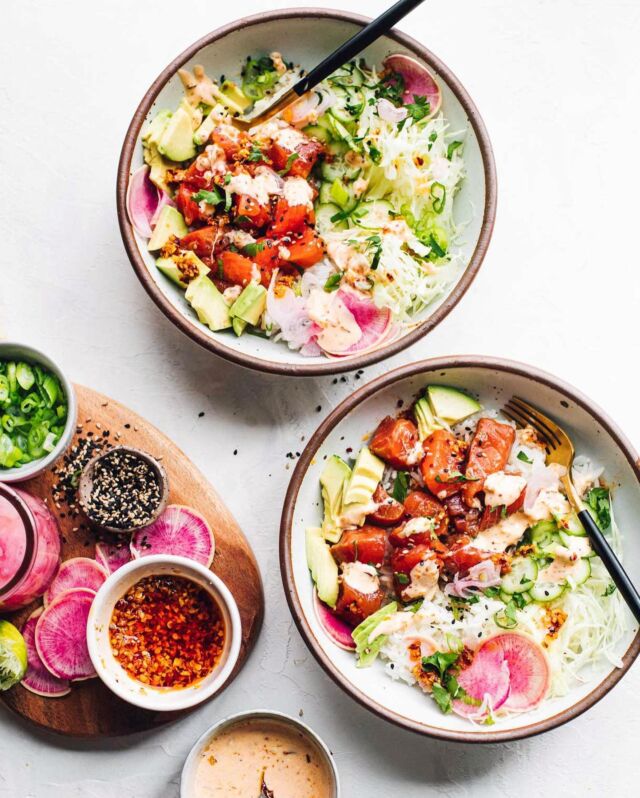 poke bowls at home. in like 30 minutes. 🙌🏻 we love marinated salmon, but tuna is great too. the marinade is gluten-free and easy to make, and i mix mayo with chili crisp to make the creamy, spicy sauce. toppings are totally customizable, but always avocado! ⁣⁣
⁣⁣
⭐️ link to this weeknight recipe is in the link in my profile. ⁣
⁣
•••••••••⁣
#pokebowls #salmonrecipe #dinnerinspo #dinnerinspiration