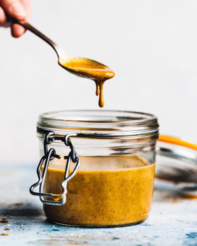 Yes, you can make luxe 💅🏼 nut butter at home. Coconut sugar gives this creamy WALNUT BUTTER the most delicious caramel notes that mingle with the roasted, toasty nuts. This smooth, creamy spread elevates any slice of toast! Made with little effort thanks to your high-speed blender. 👏🏻⁣
⁣
Link to the RECIPE in my profile. 💙⁣
⁣
••••••••⁣
#pantrycooking #toasttuesday #nutbutters #coconutsugar